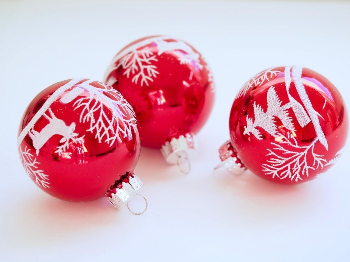 Christmas decoration ideas with baubles