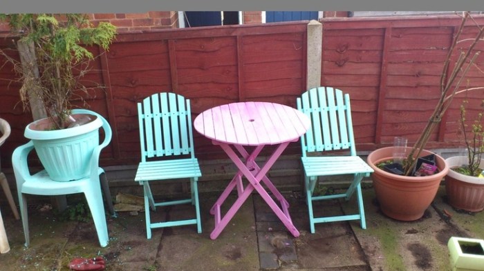 Painted garden furniture ideas